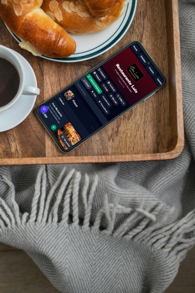 Smartphone que visualiza en la pantalla el panel de control de la app Nuvio
