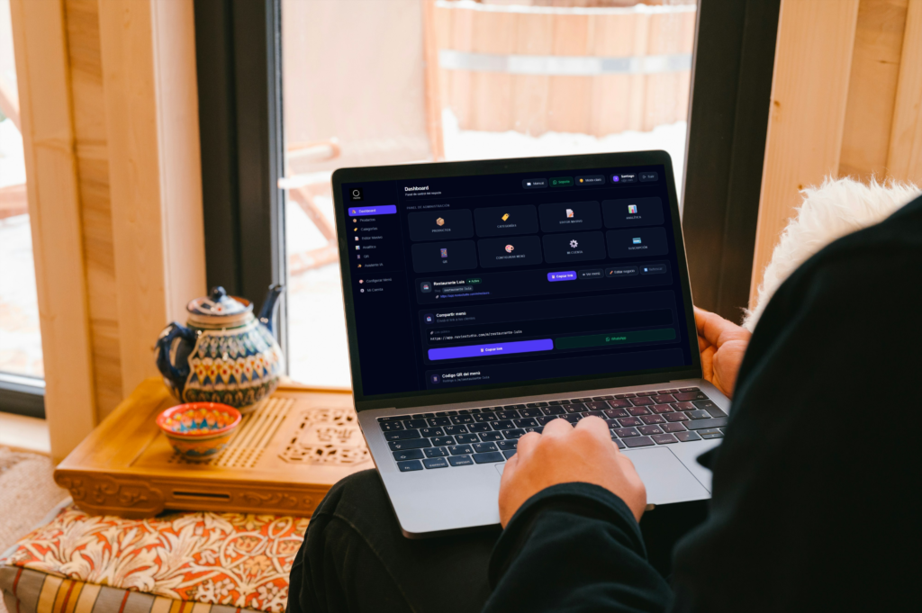 Laptop que visualiza en la pantalla el panel de control de la app Nuvio